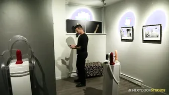 Pretty White Bottom opens Ass for BBC