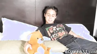 Cute twink Jacobey London bangs blindfolded gay in threesome